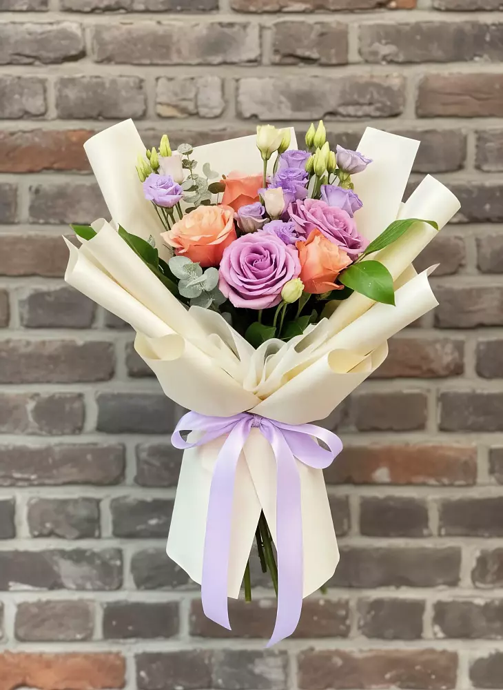 Букет цветочные ноты в Агрызе Букет цветов из: Лизиантусы и Розы в Агрызе