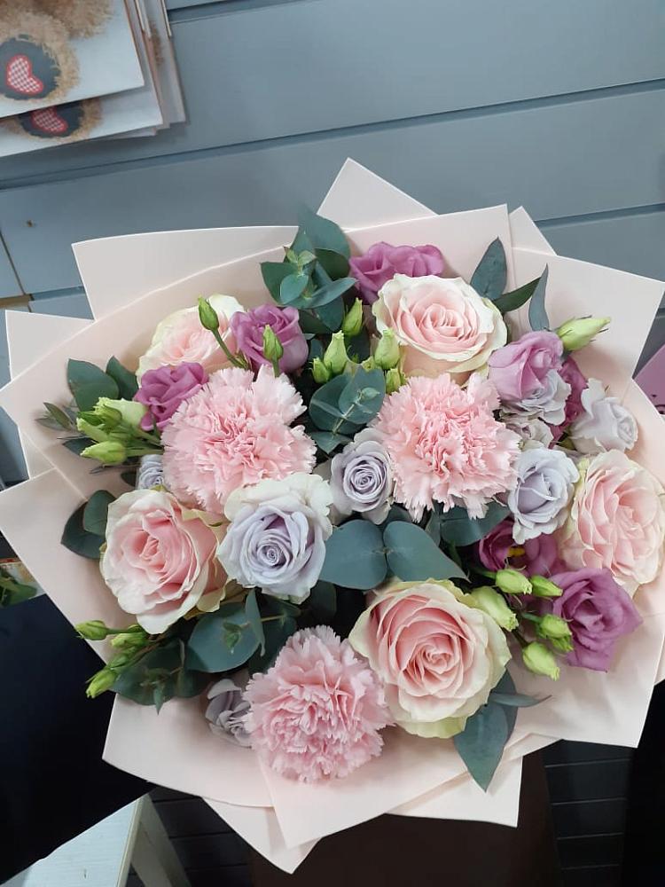 Букет обаятельный в Агрызе Букет цветов из: Розы, Гвоздики и Лизиантусы в Агрызе